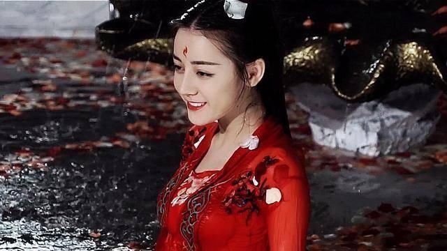 迪丽热巴安全裤都给“透出来”了看得俩眼发直，网友好羞涩！