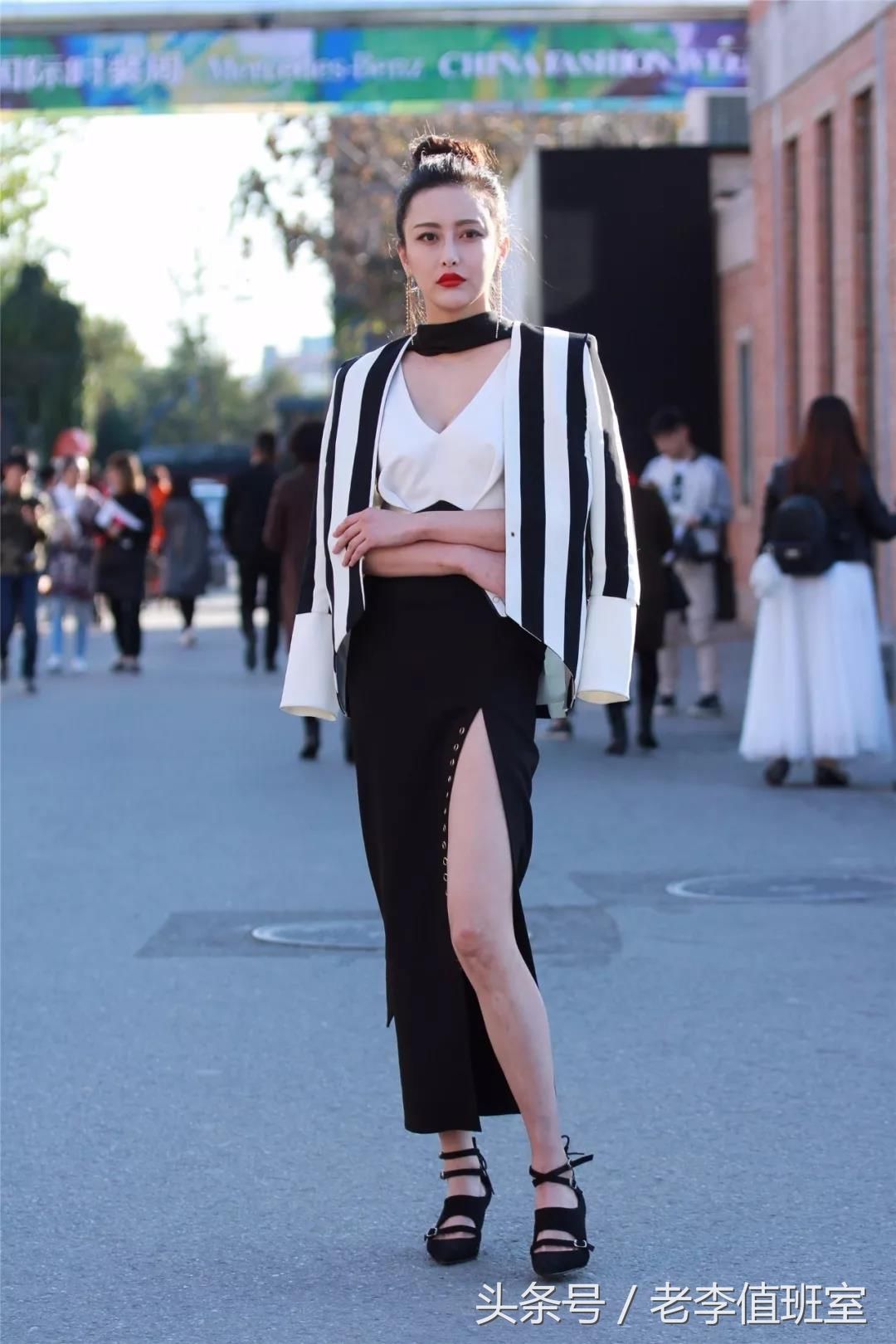 街拍:气质冷艳穿着开叉裙很性感的美女