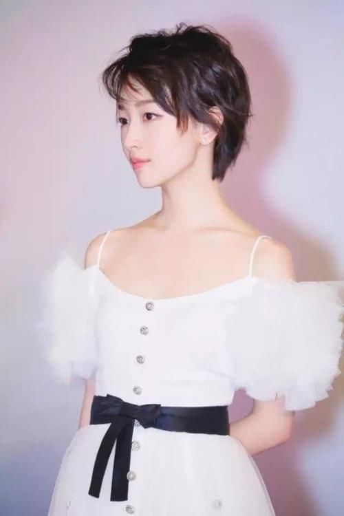  女人：女人过了50岁，如果你有白头发，少留这4种发型，显老没气质