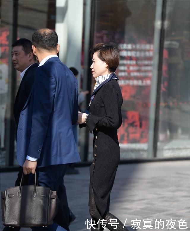  「针织」黑色丝袜搭配高跟鞋，春季搭配更好看，紧身针织长裙更显身材