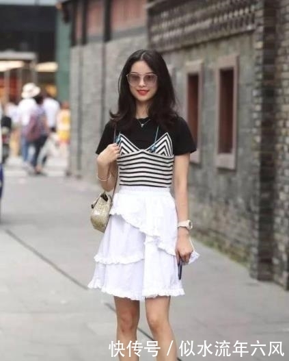 『白皙』街拍:美女时尚的穿搭秀出白皙长腿,长发飘飘,绰约多姿