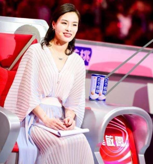  『棉服搭配』吴敏霞和丈夫出行好真实，棉服西裤秀麻杆腿，红唇配马尾气质真好