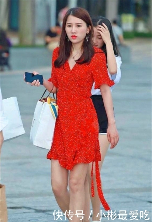  风采：街拍：身材高挑的美女，一身靓丽穿搭尽显时尚风采，尊贵优雅显大气