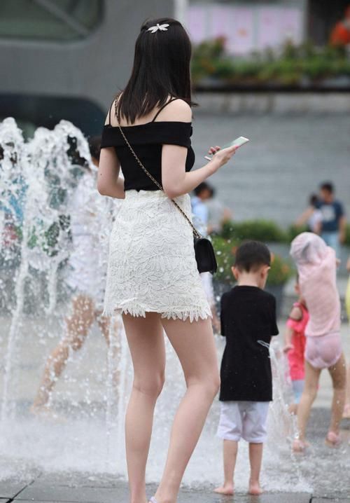  气质：生活中的气质女生，穿搭风格简单精致，很值得借鉴