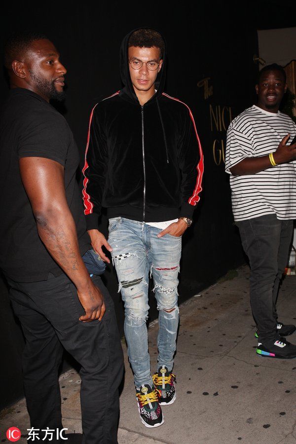 阿里现身西好莱坞夜店 破洞牛仔裤腿细如竹竿