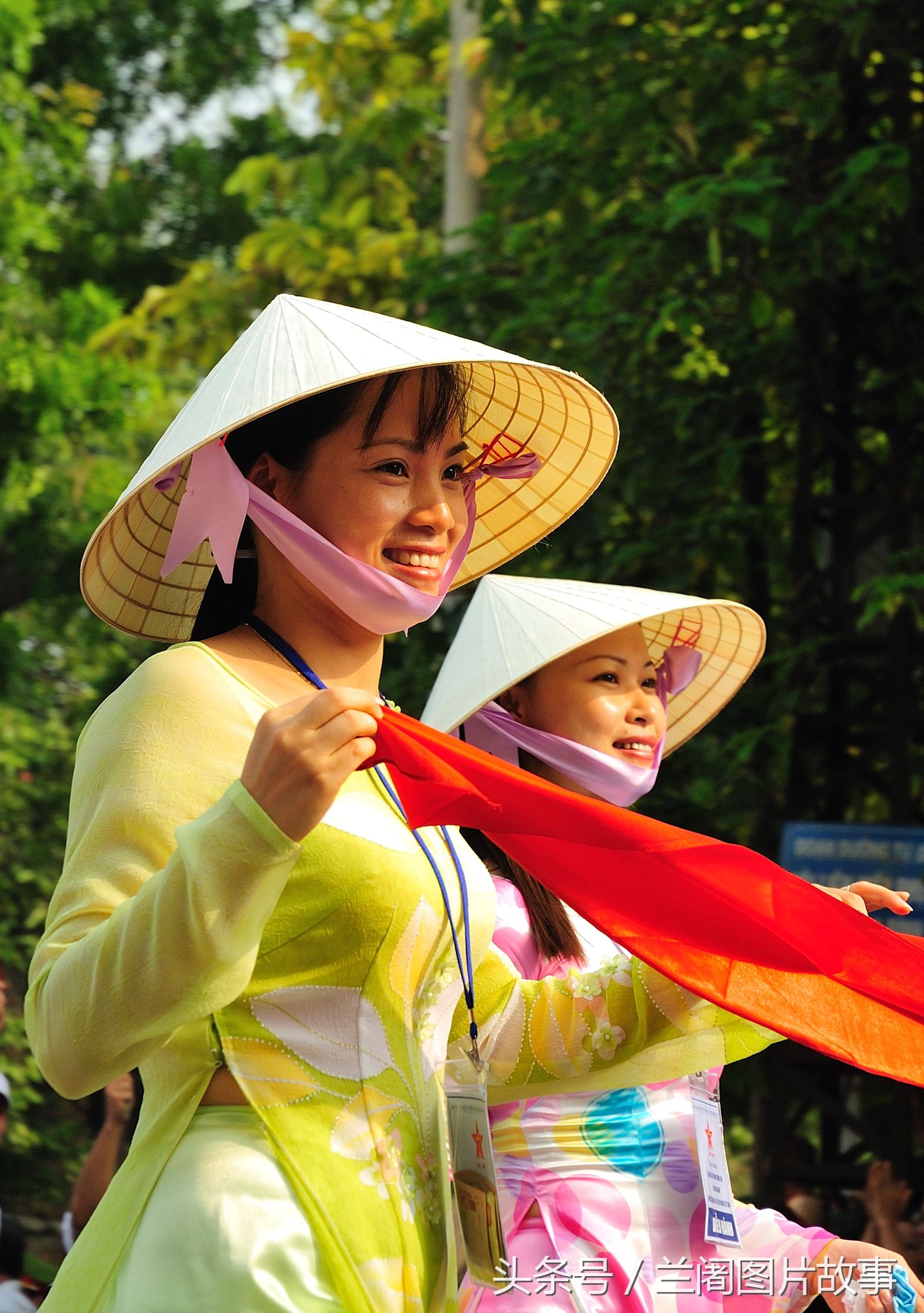 越南“奥黛”的起源和中国旗袍有关，你觉得奥黛漂亮吗?