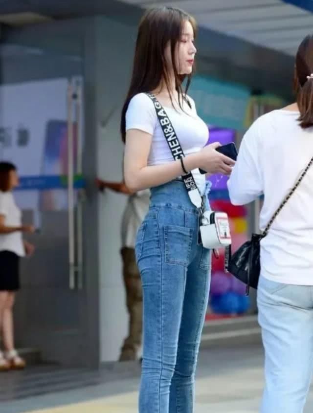  位小姐姐@“葫芦腰”的紧身牛仔裤，最拘谨的高丘女神，网友：太完美！