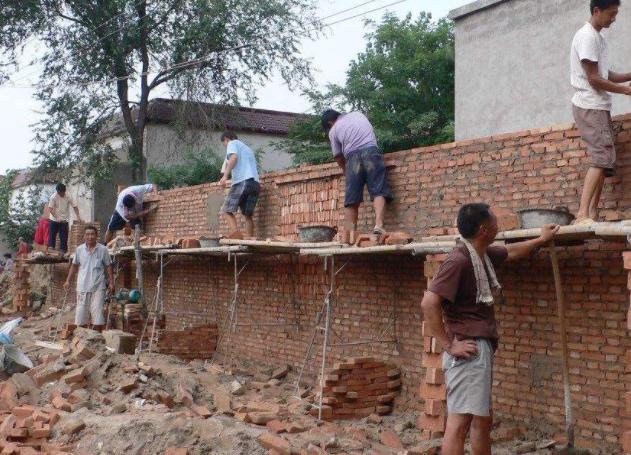 农村建房前要“留心”，建房时要“细心”，别不“上心”