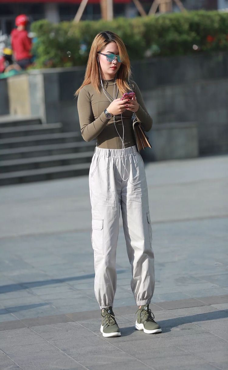  「个性」街拍：美女个性西服配牛仔长裤，这样穿真显腿长