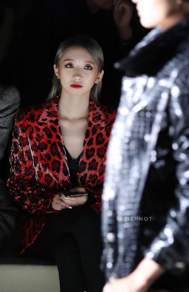 时装周开幕，孟美岐大气，景甜气质迷人，何穗的脸白的有点吓人！