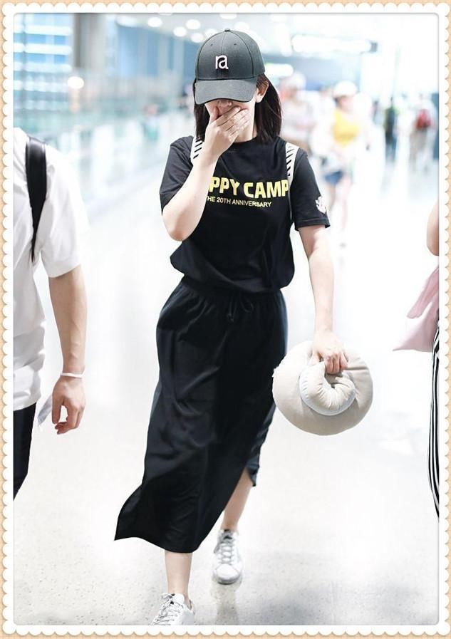 谢娜终于瘦回来了！穿黑色半身裙大秀小蛮腰，撞上吴昕一点没输！