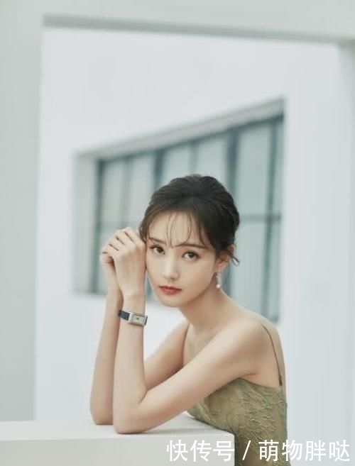 # 李一桐穿着#却敢挑战吊带抹胸裙,看到后背的裙带我懂了,李一桐只有82斤
