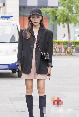  『女人味』路人街拍，小姐姐内搭粉色的淑女范连衣裙，是不是很有女人味