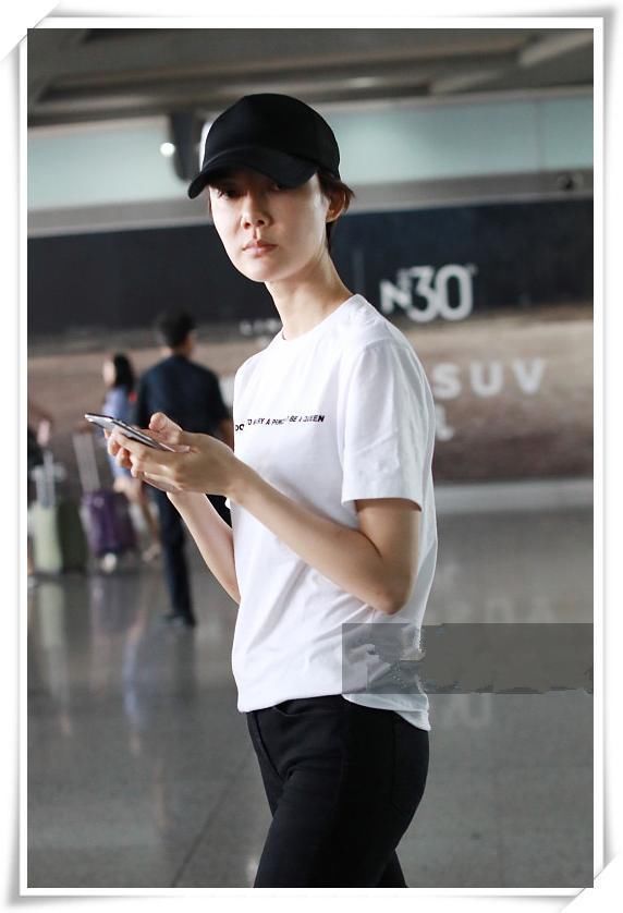 36岁车晓素颜现机场，孤身一人无人识，网友：昔日阔太变路人！