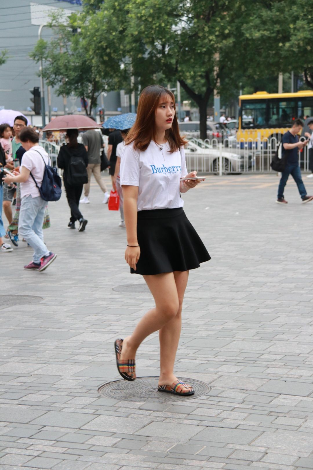 街拍 亮眼的简洁穿搭参考 图三的美女秀出的身材给满分不为过!