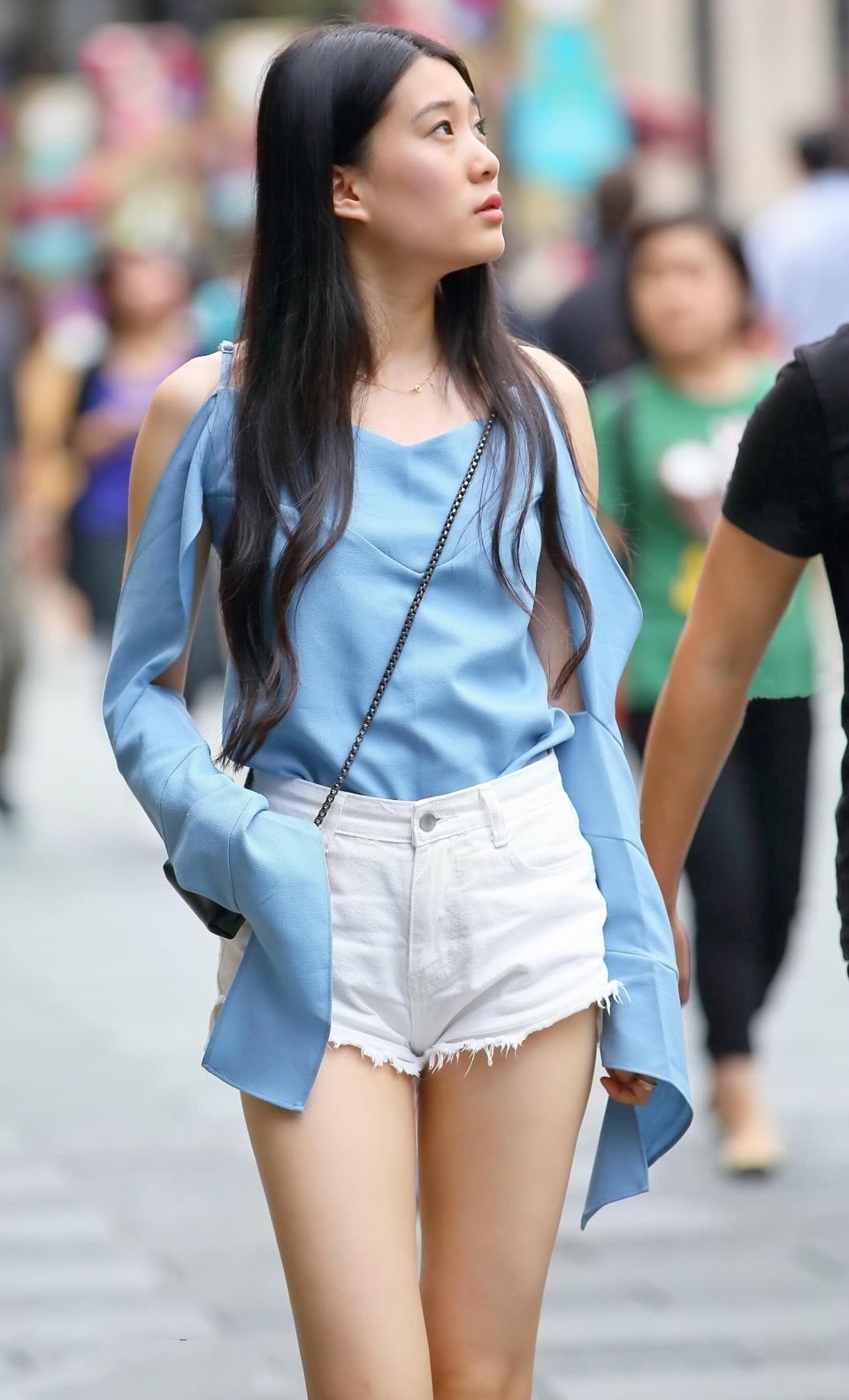 清纯校花白色超短裤，简洁时尚的清凉穿搭，秀出一双一米二大长腿