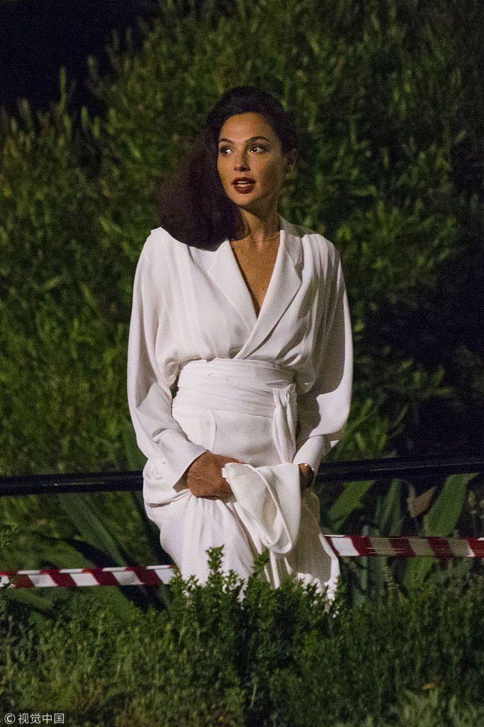 盖尔加朵拍摄《神奇女侠2》化大红唇妆容精致  穿复古白裙似浴袍