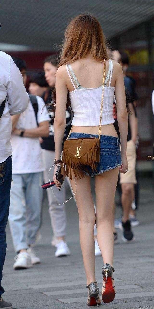 紧身牛仔短裤，让筷子腿又细又长