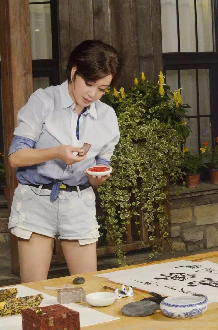 “装嫩”就服刘晓庆，64穿得像20多岁姑娘!没想到她舞技也这么好