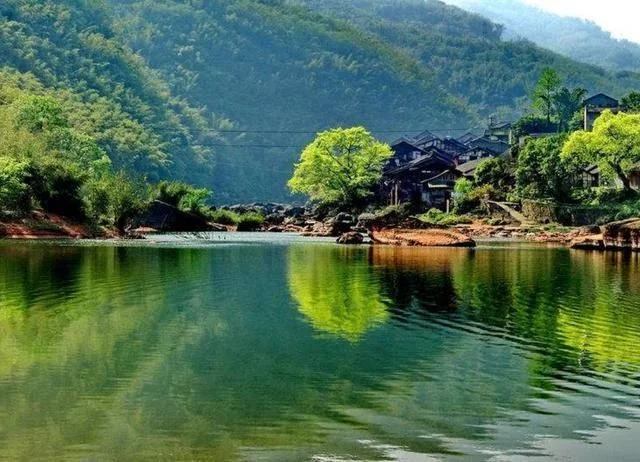 中国唯一没有平原的省,生活着49个民族,四季风景不重样【2020热门旅游景点】