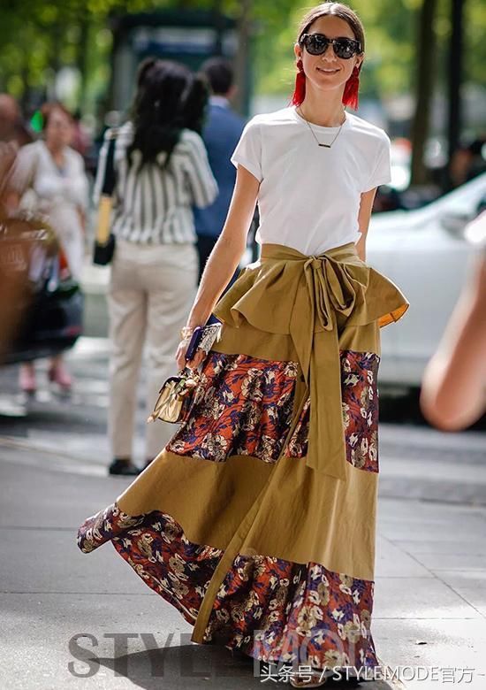 不一样的半裙配T恤，很简单却能美一整个夏天！