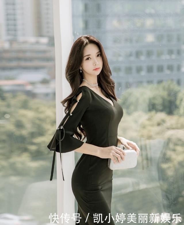  #修身#黑色V领修身长裙，优雅贤淑