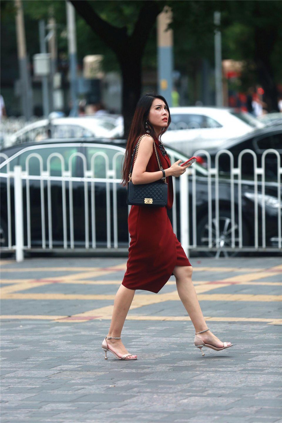 小姐姐穿高跟鞋逛街是不是很累啊