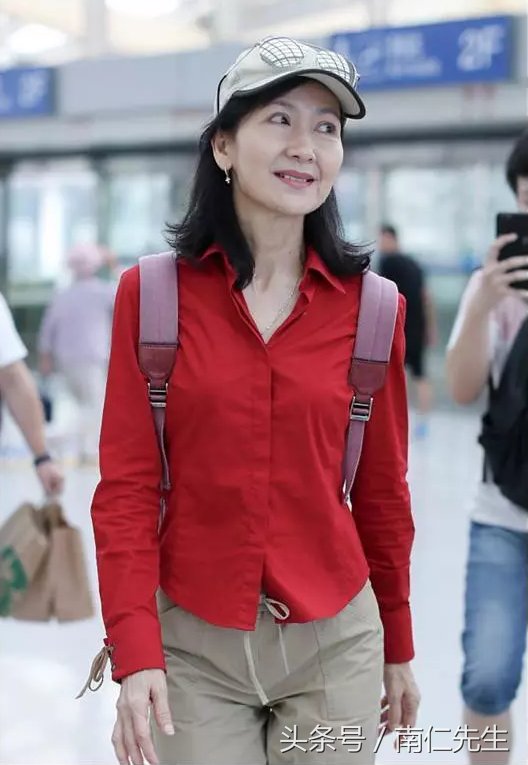 不老女神赵雅芝穿红衣嫩成少女，网友:不是60岁的陈美琪能比的