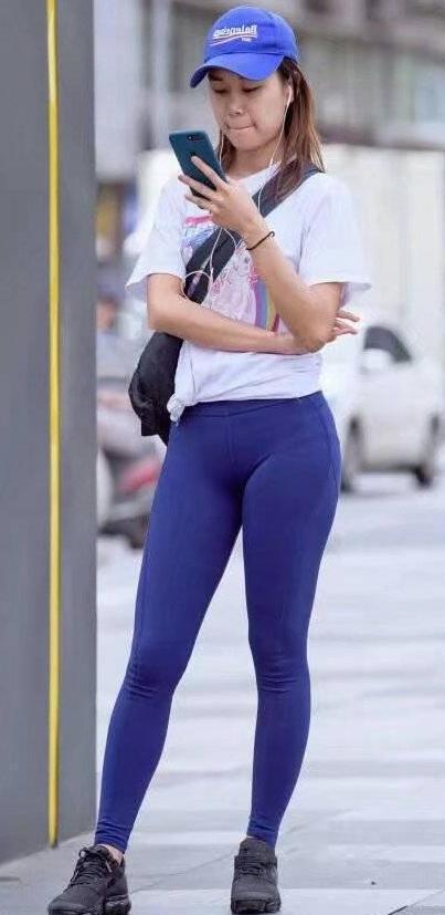 穿紧身牛仔裤出街，让自己灿烂一点，想不变漂亮都难