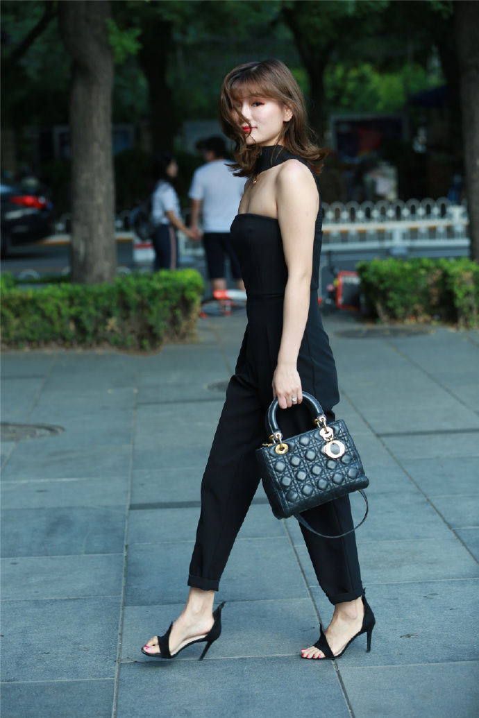 街拍杭州:清新迷人的穿搭，看起来很时尚，经得住时间的考验!