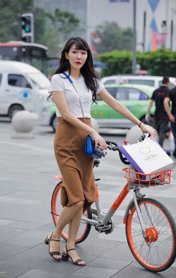 街拍：穿着甜美迷人的小姐姐，白皙光鲜很耐看！