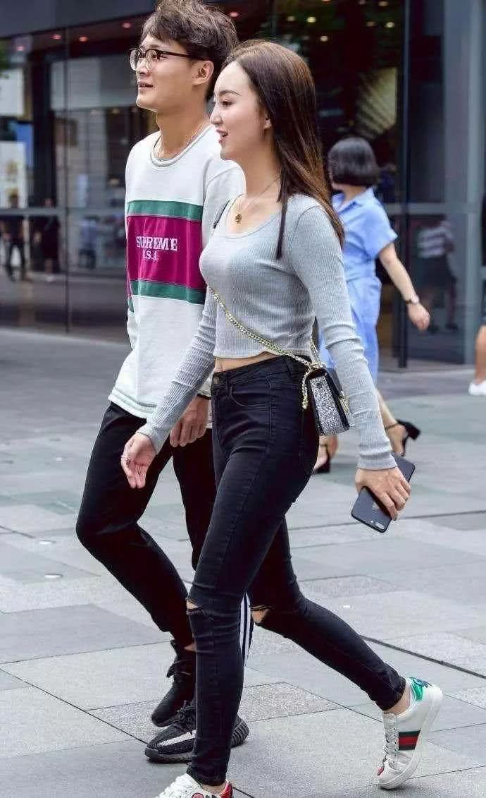 街拍：紧身衣裹出丰满好身材，最后两个小姐姐身材够丰满！