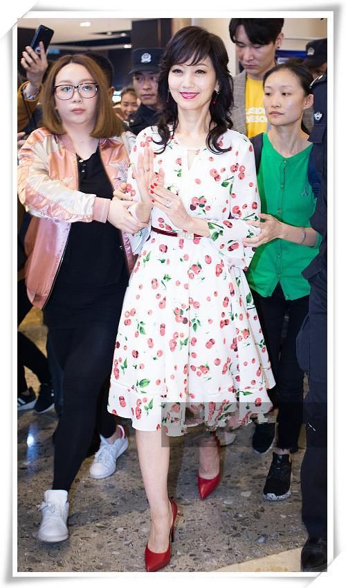 同穿樱桃裙,赵雅芝像年轻了20岁,姚晨凸出的肚子真让人尴尬!