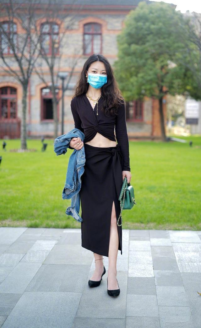  这件■拜托！别再穿圆领卫衣了，今年流行这件单品，省时省力又不费钱