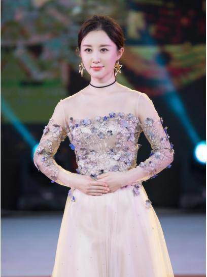 舒畅走红毯像是从古代走出来的小仙女，网友直说：美呆了！