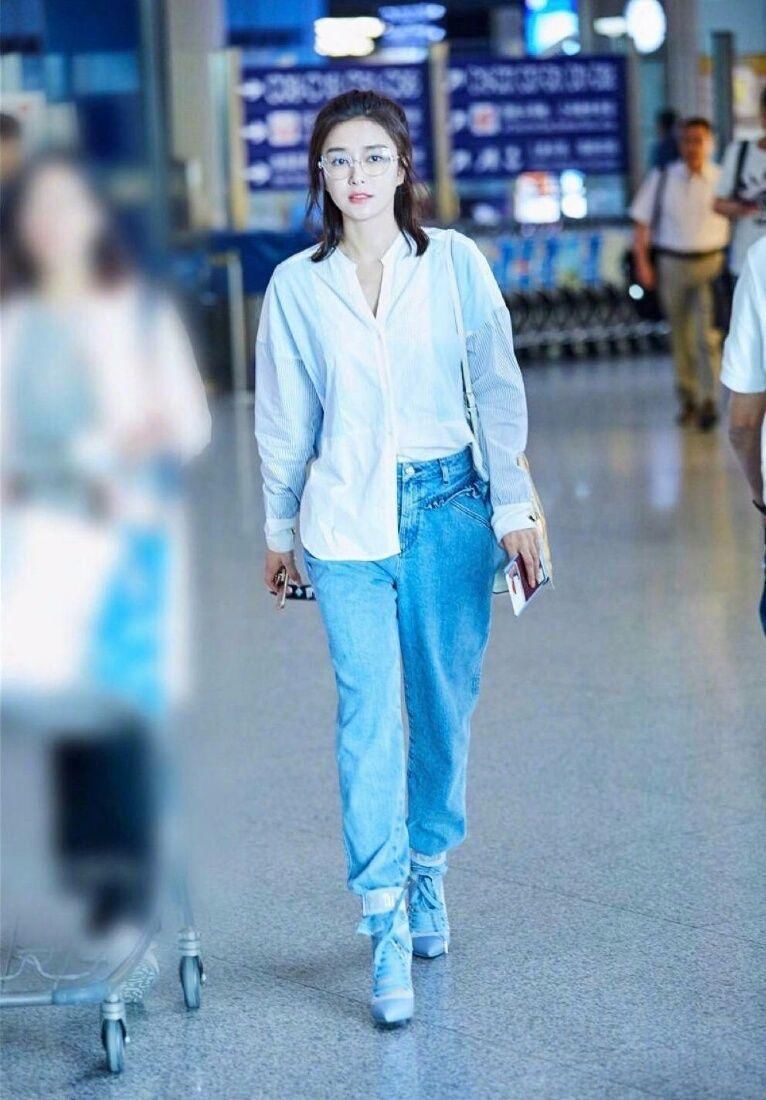 秦岚真是够了，腿没那么长还穿背带裤，扎起来还是像“打鱼”的!