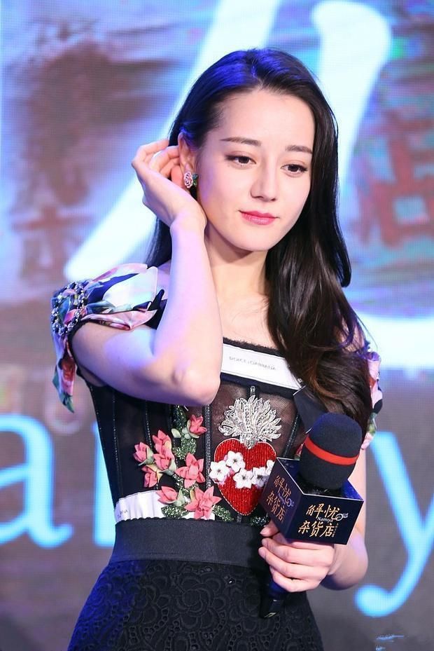 热巴与容祖儿同框满屏尽忧伤,网友:公主和女仆的差距一目了然!