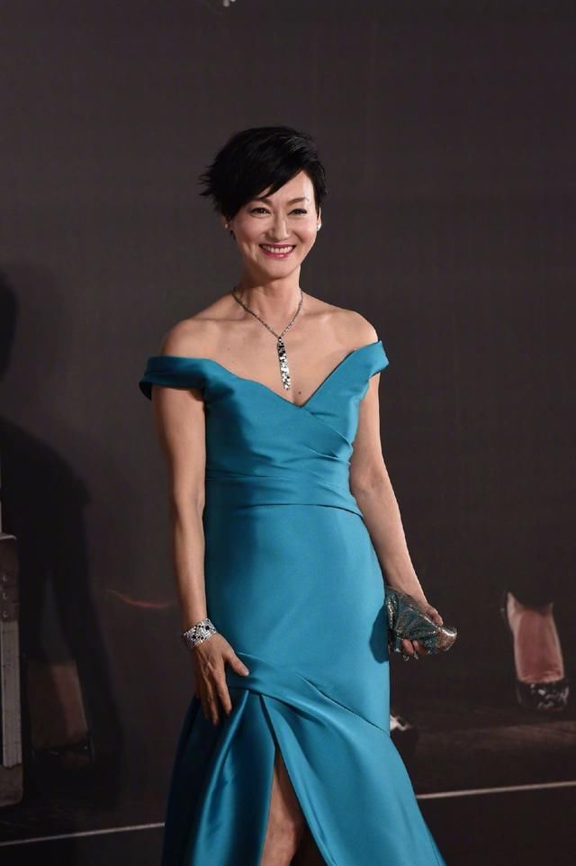 相差37岁撞衫，惠英红输了年龄赢了气质!网友:看不到她的皱纹!