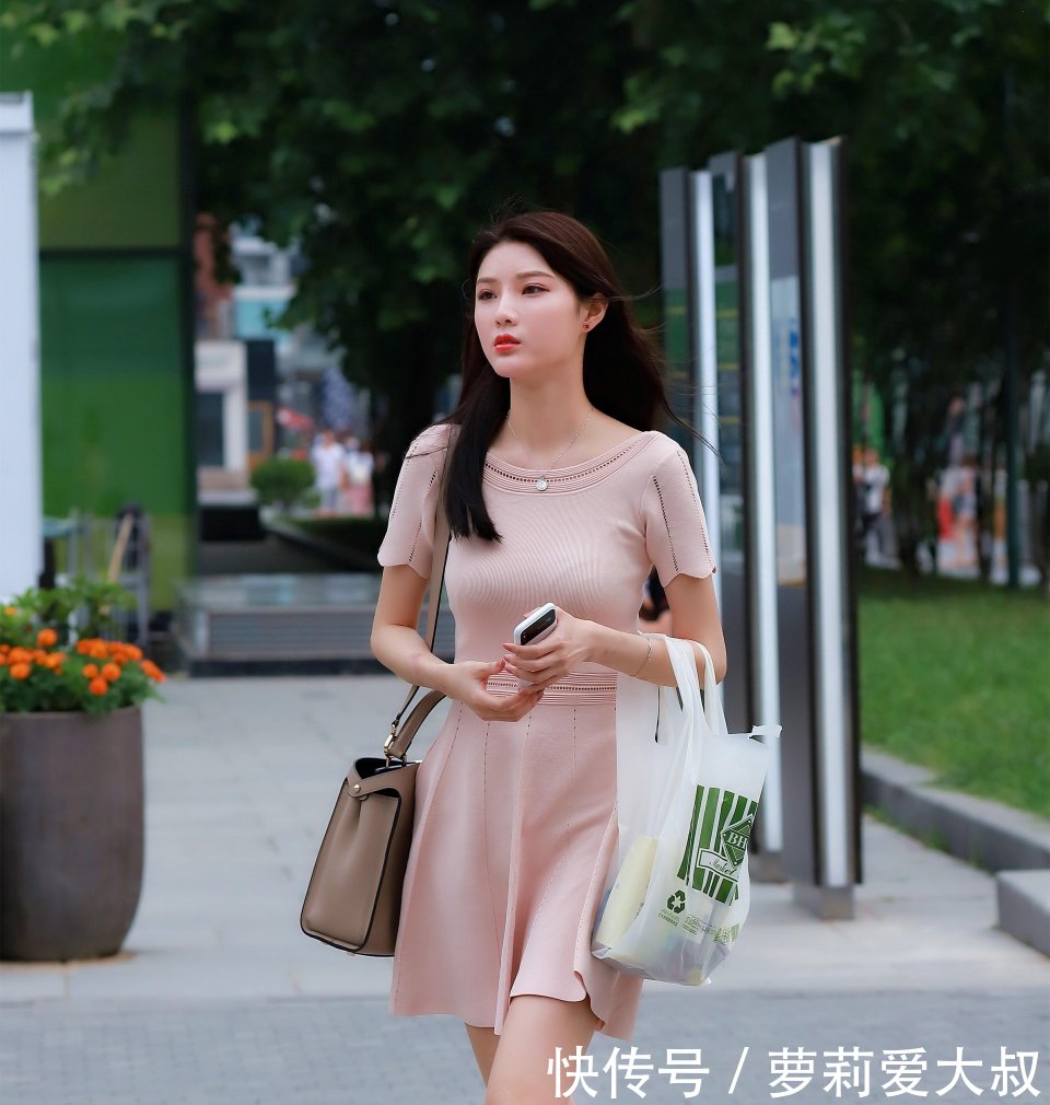 路人街拍，微胖小姐姐穿着休闲又运动，大长腿迷人而抢镜！