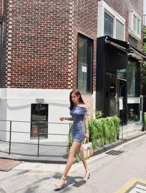 街拍 蓝色紧身裙美女，身材太好了！