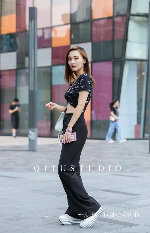 三里屯街拍：个性时尚性感魅力的小姐姐，大家喜欢么？