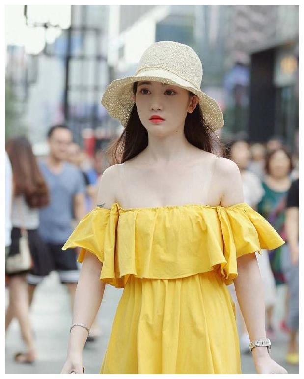 街拍美女：身材超好的漂亮小姐姐，黑色连衣裙勾勒出完美的身材，