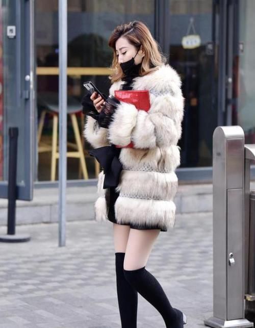  「气质」街拍：身材高挑的美女，一件黑色的连衣裙，时尚达人气质