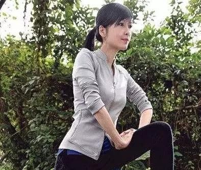 脂玫乐文章分享：48岁莫文蔚、51岁周慧敏的腿！20岁的我败了~