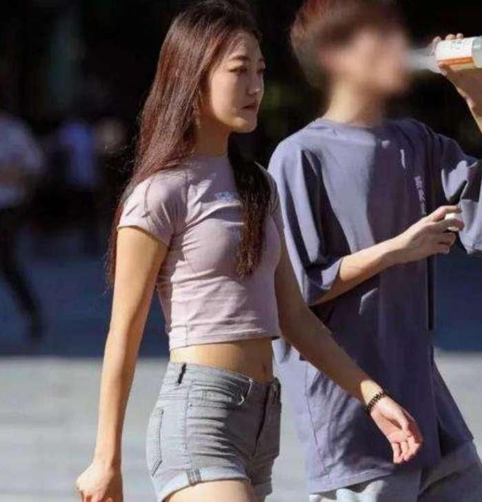 白色紧身裙的小姐姐，一双黑色高跟鞋把双腿显得白里透红，真好看