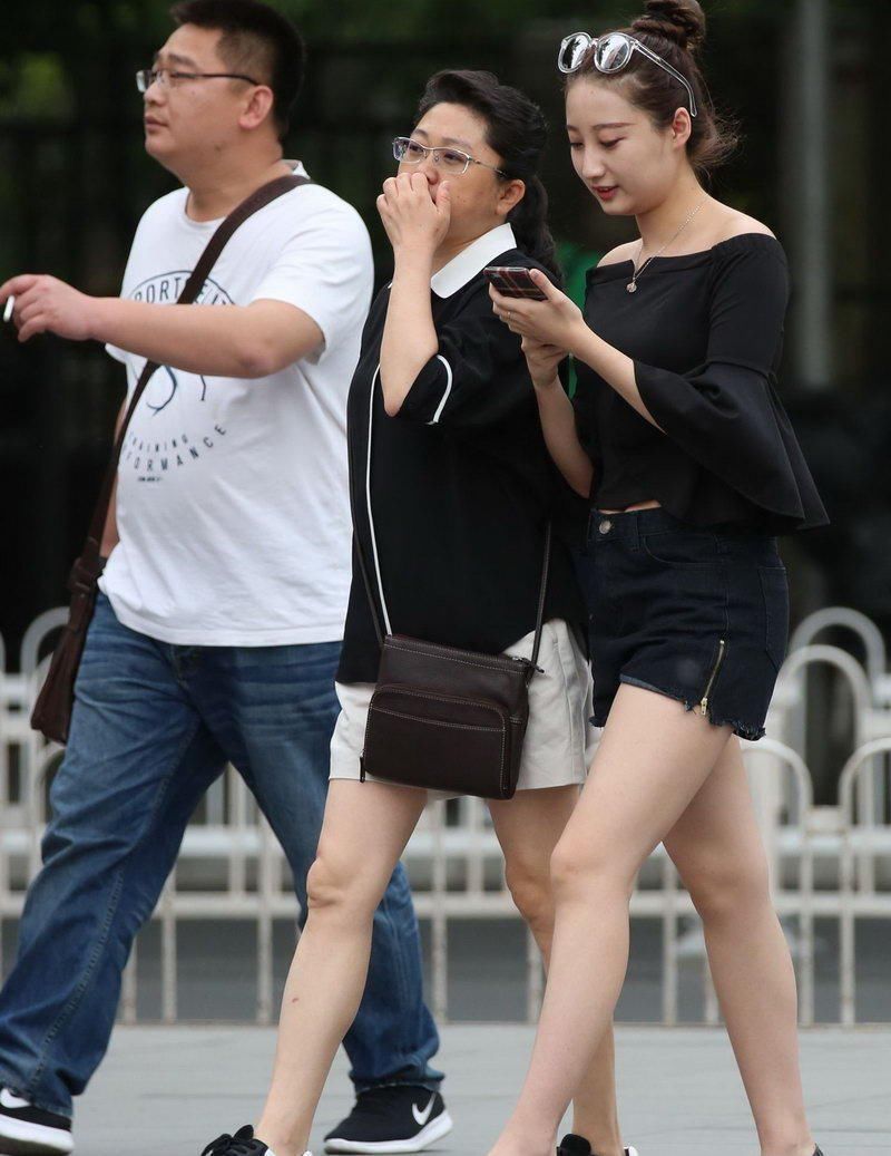 东路街拍: 一身黑色时尚装的白嫩美腿妹子, 穿出长腿女神范儿