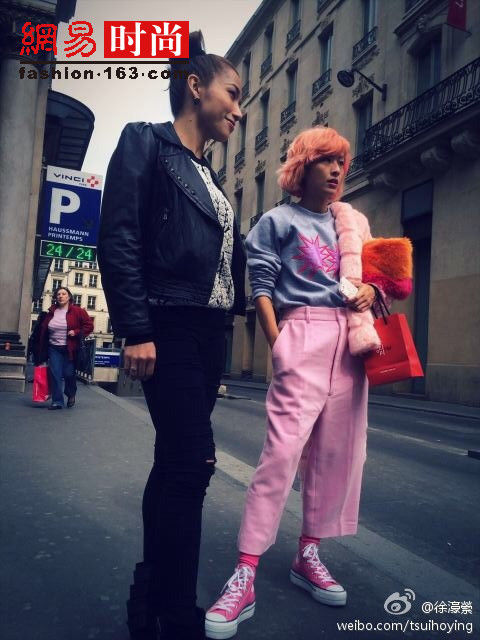 徐濠萦进入了时尚黑洞 黑色露肩裙似女巫