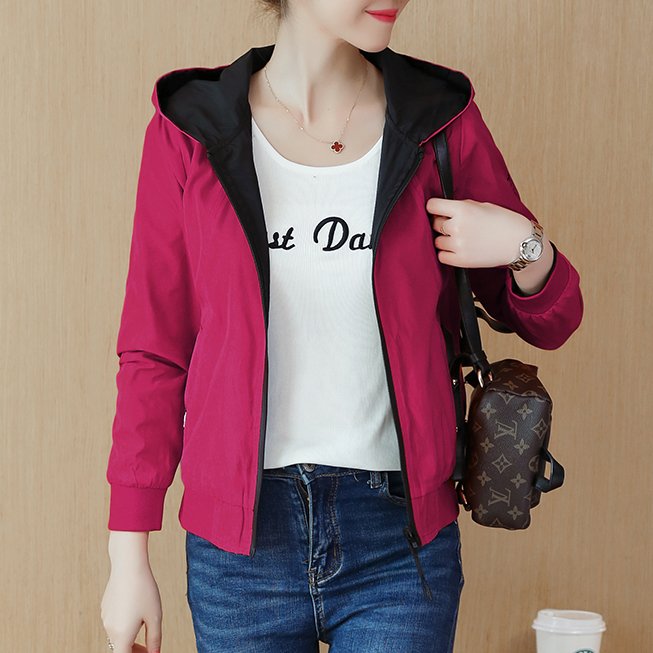 秋天早晚转凉，聪明的媳妇穿上薄外套，显瘦又御寒，简直棒极了