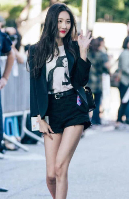 李宣美又任性了，短裤直接短到大腿根，网友：不愧是南韩第一腿精