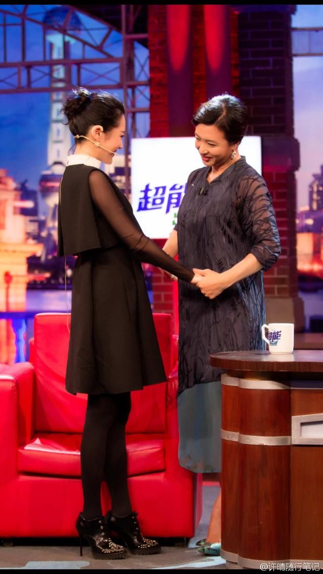 49岁许晴与51岁金星同穿旗袍，差距竟这么大！显身材的旗袍怎么穿